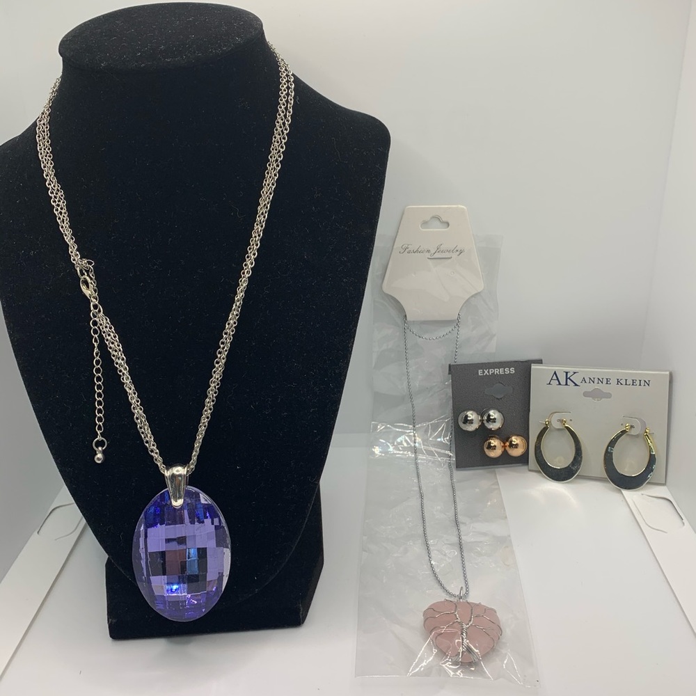 bundle of 2 necklaces and 2 earrings